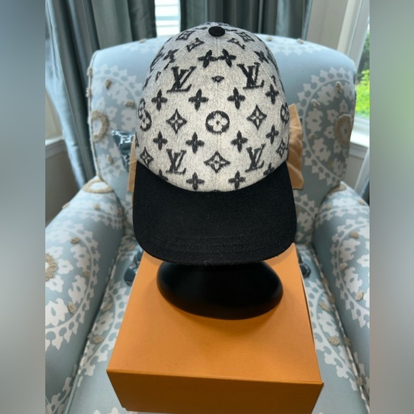 Sold Out! Louis Vuitton LV monogram FlanelLV cap $760 retail like new condition - Picture 1 of 12